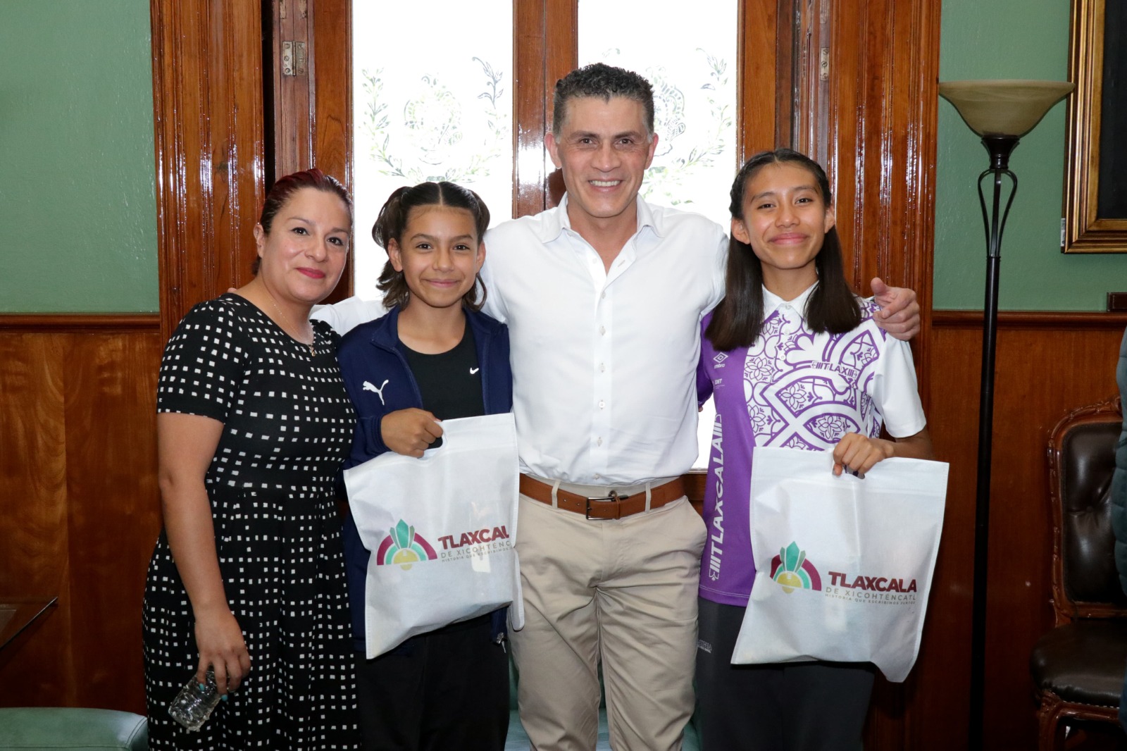 El Presidente Municipal reconoce a jóvenes atletas clasificadas a la etapa regional rumbo a los Nacionales CONADE